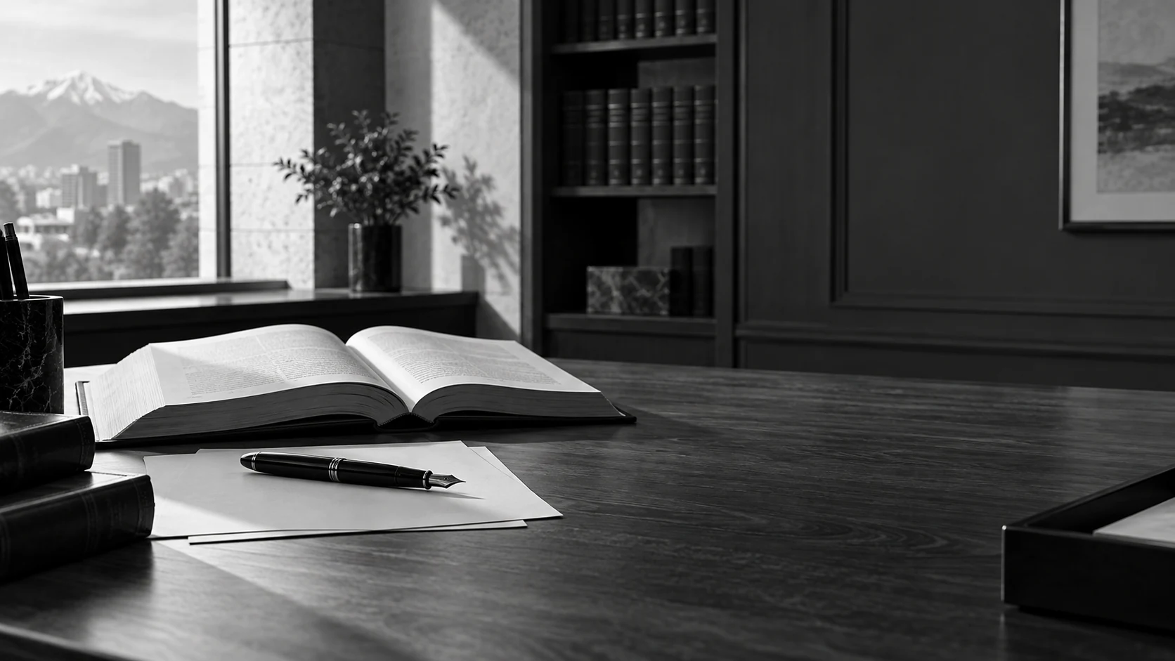 Escritorio jurídico con libro y pluma